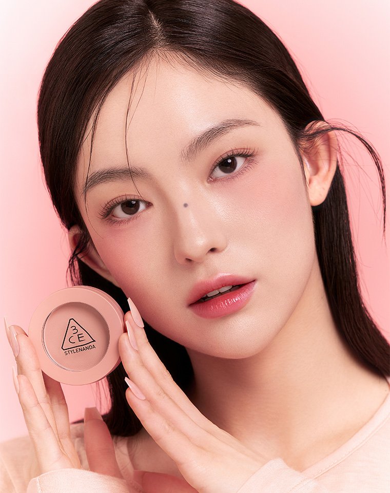 3CE Face Blush Mono Pink Model