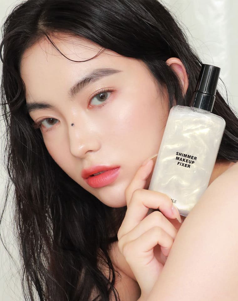 Shimmer Makeup Fixer Gold Model